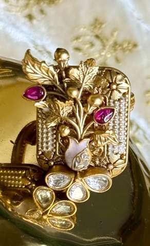Gulzar Carved Antique Gold & Ruby Ring